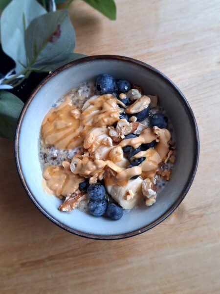 Overnight chia havermout met banaan, bosbessen en kokos