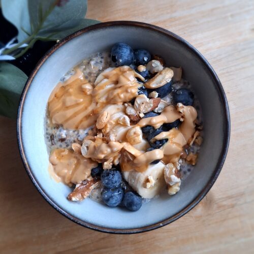 Overnight chia havermout met banaan, bosbessen en kokos