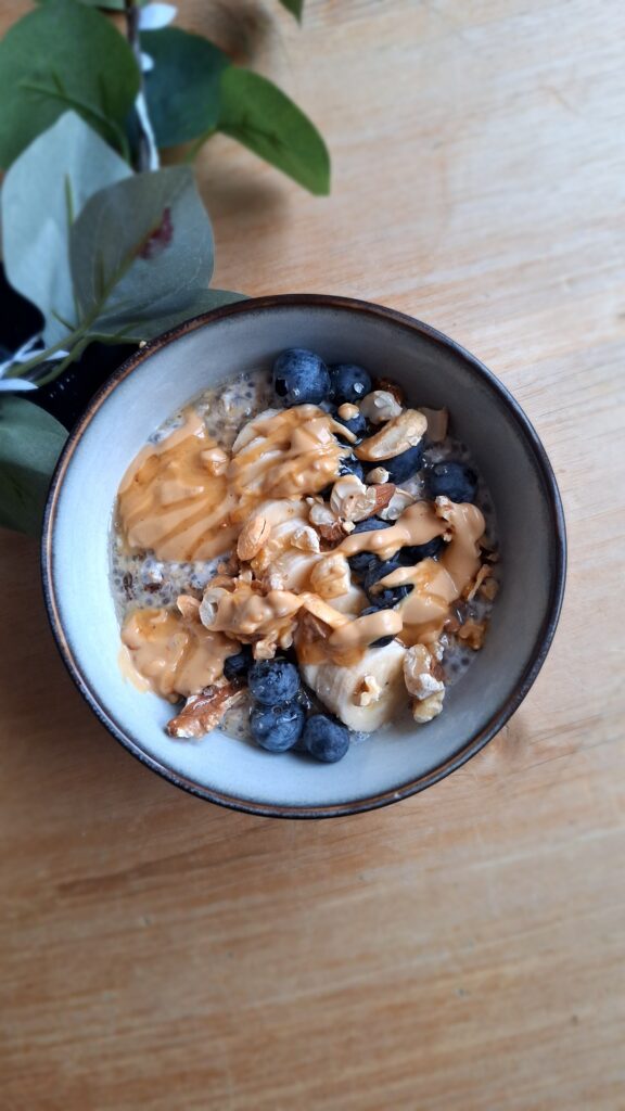 Overnight chia havermout met banaan, bosbessen en kokos