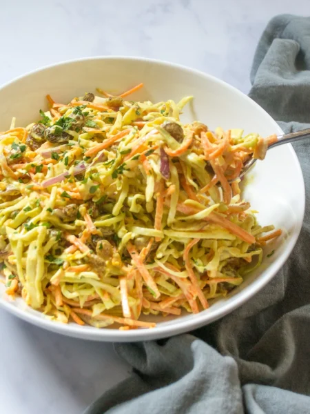 Coleslaw met een vleugje curry