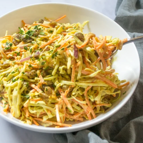 Coleslaw met een vleugje curry
