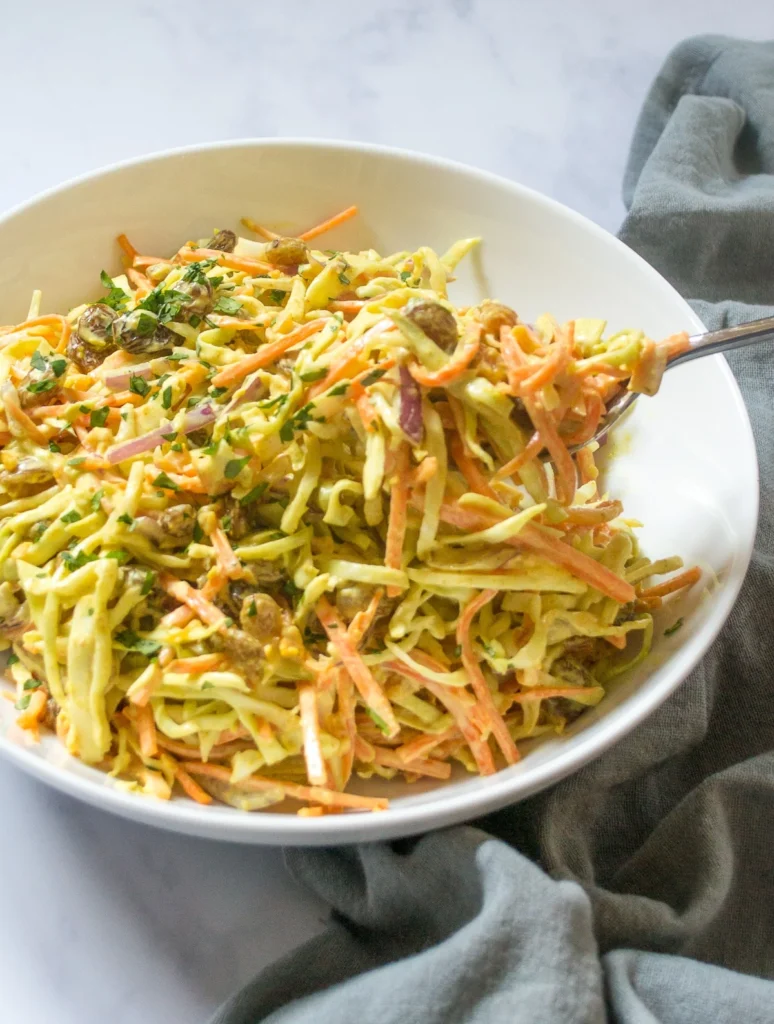 Coleslaw met een vleugje curry
