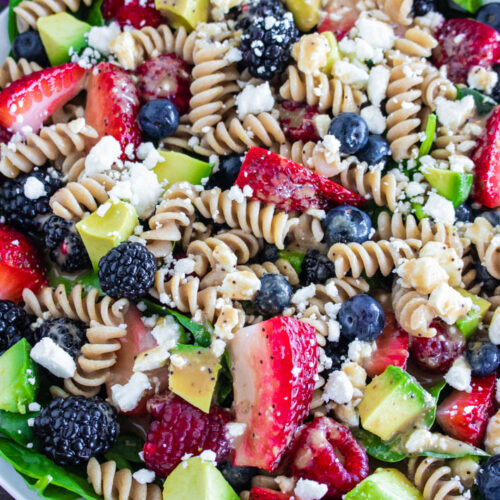 Zomerse pasta salade met baby spinazie