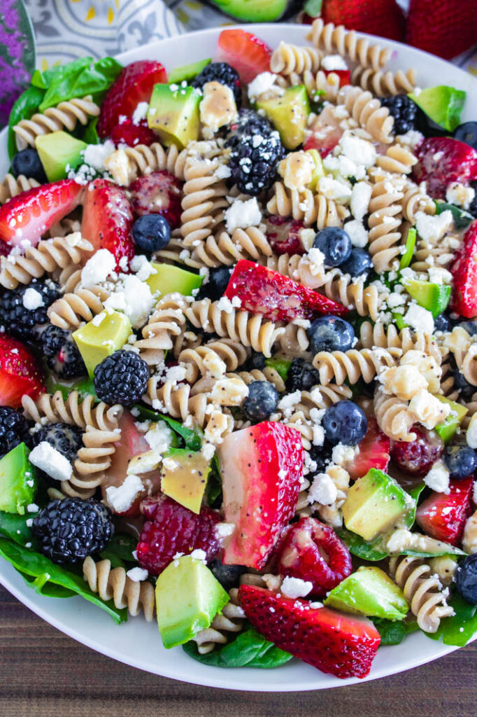 Zomerse pasta salade met baby spinazie