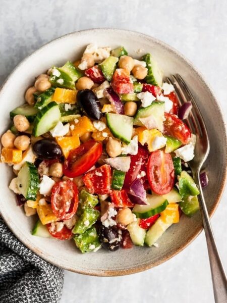 Griekse salade met kikkererwten