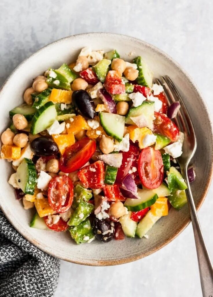 Griekse salade met kikkererwten