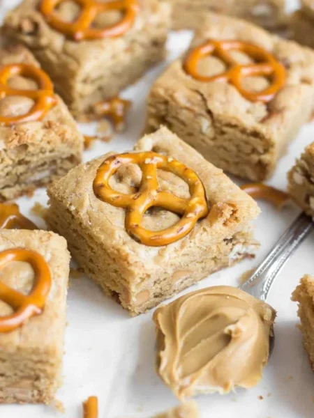 Blondies met pindakaas en pretzels