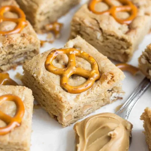 Blondies met pindakaas en pretzels
