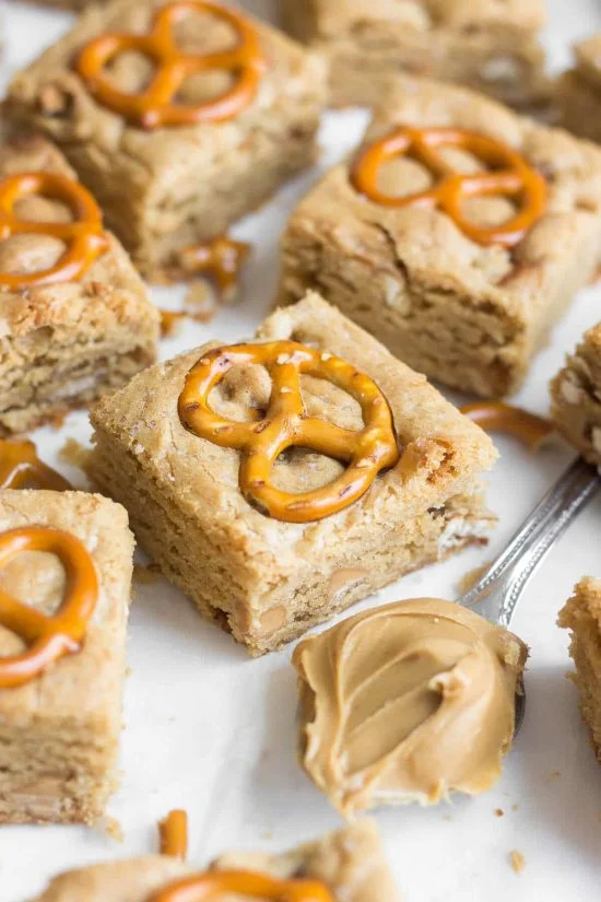 Blondies met pindakaas en pretzels