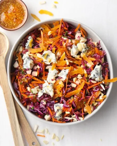 Winterse salade met rode kool, mandarijn en amandelen