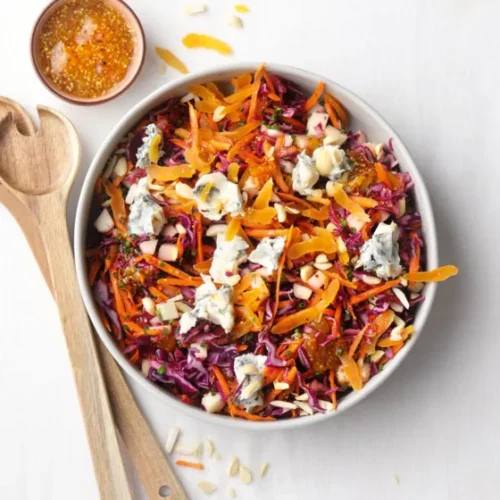 Winterse salade met rode kool, mandarijn en amandelen