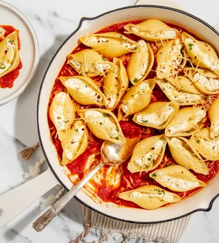 Gevulde pastaschelpen met tomaat-paprikasaus en pangrattato
