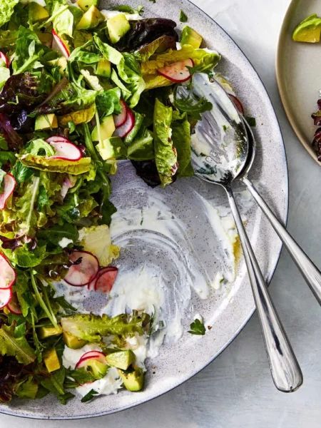 Groene salade met feta-yoghurtbodem