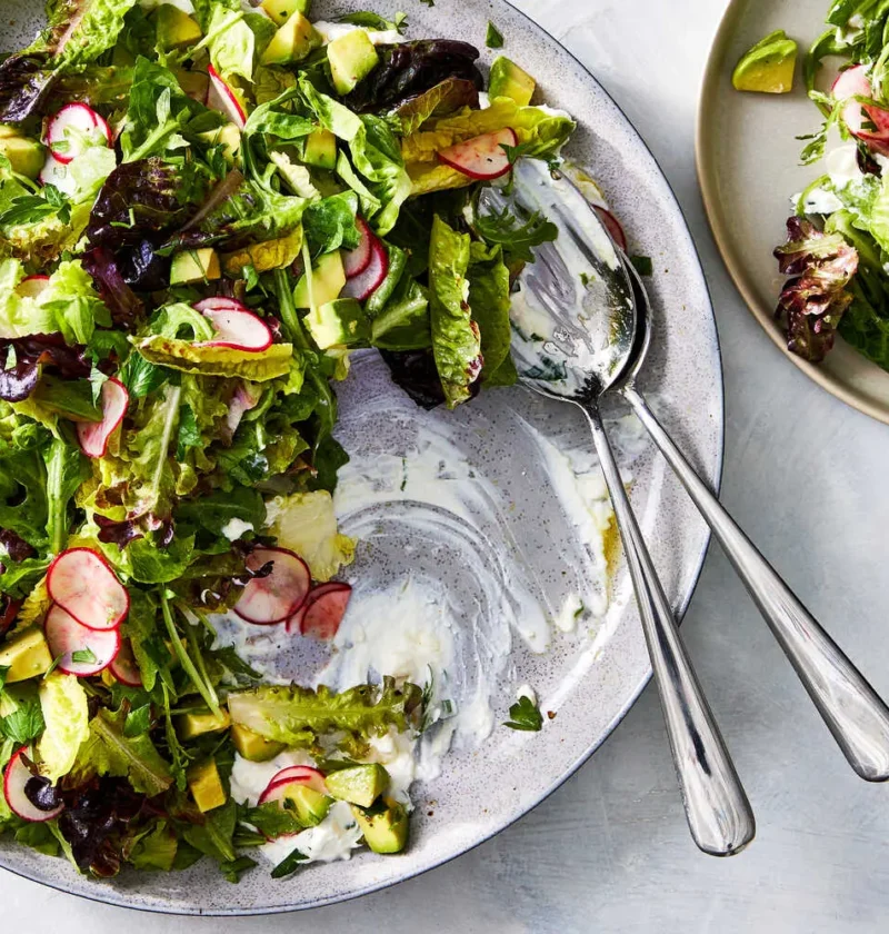 Groene salade met feta-yoghurtbodem