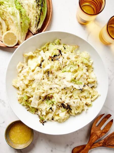 Geroosterde koolsalade met parmezaan-panko en gebrande citroen-dille-dressing