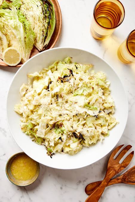 Geroosterde koolsalade met parmezaan-panko en gebrande citroen-dille-dressing